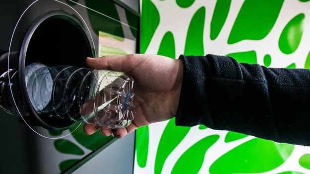 Zbieral fľaše, aby si prilepšil k dôchodku. Keď príjem priznal, prišiel o časť podpory