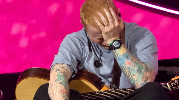 Rozplakal sa pred 50-tisícovým publikom! Ed Sheeran priznal, že ho opúšťali najbližší!
