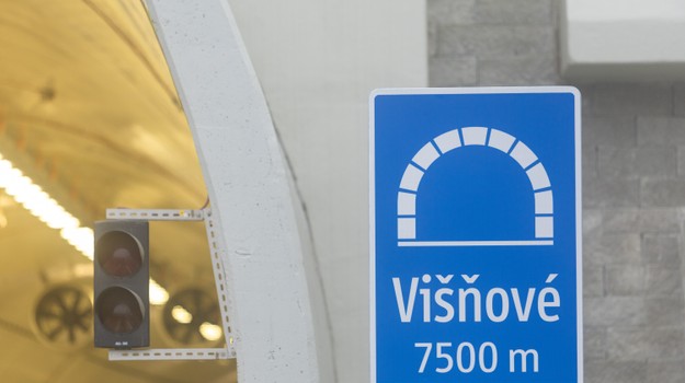 Tunel Višňové uzavreli v oboch smeroch. Na miesto smerujú hasiči