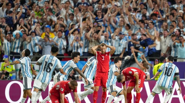 Alvarez výstavnou strelou posiela Argentínu ďalej, tréner Švajčiarov nespokojný s červenou kartou Embola