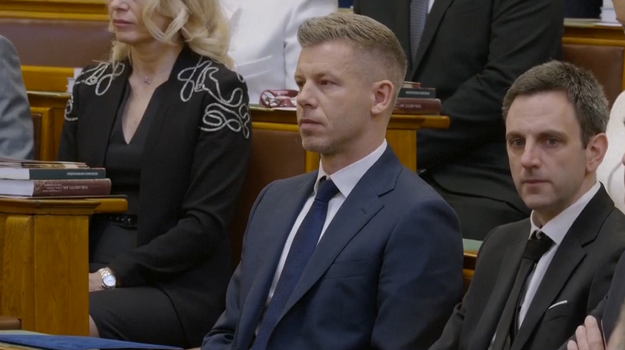 Nebudem vládnuť, ale slúžiť povedal vo svojom prejave nový maďarský premiér Péter Magyar