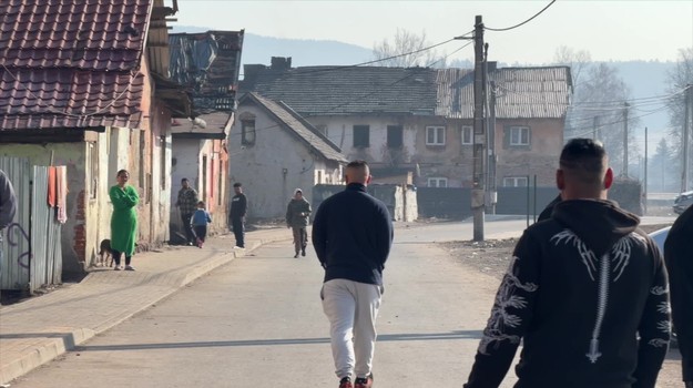 Hromadná bitka v osade: Sto ľudí sa bilo palicami aj mačetami, zranený je aj 6-ročný chlapec