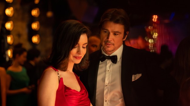 Tajomný rukopis, desivé odhalenia a Anne Hathaway. VERITY vám totálne zamotá hlavu