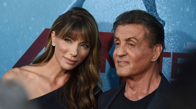 Sylvester Stallone ukazuje, že starnúť sa dá aj štýlovo: Inšpirovať by sa mohli aj mladší