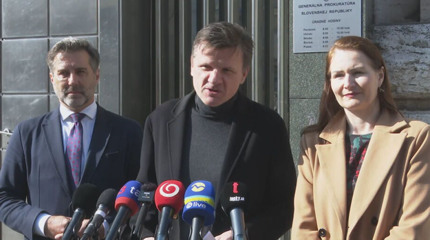 SaS podáva trestné oznámenie pre predražený nákup traktorov: Hlúposť, ako trhať fialky dynamitom, tvrdí Hlina