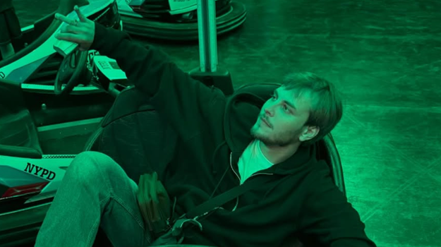 Pôsobí ako zjavenie! V dobe filtrov, úprav a digitálu ohromil Samuel Kubina Prahu absolútnou klasikou!