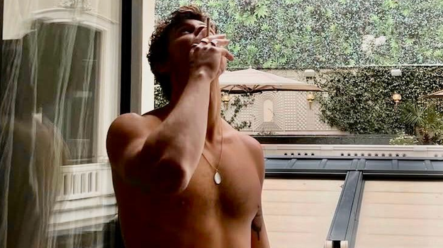 Bolesť z rozchodu už prekonal! Fešný spevák je opäť zamilovaný, vkus nezmenil!