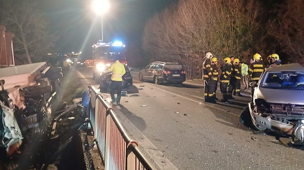 Hromadná nehoda medzi Lipanmi a Červenicou. Zrazili sa tri autá a kamión