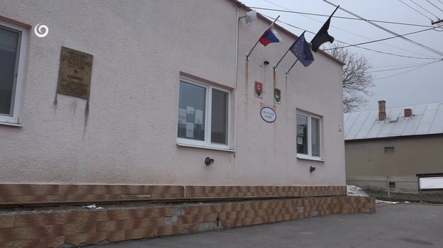 Bývalý starosta obvinený z úplatku opäť kandiduje, jeho registráciu sprevádzajú spory