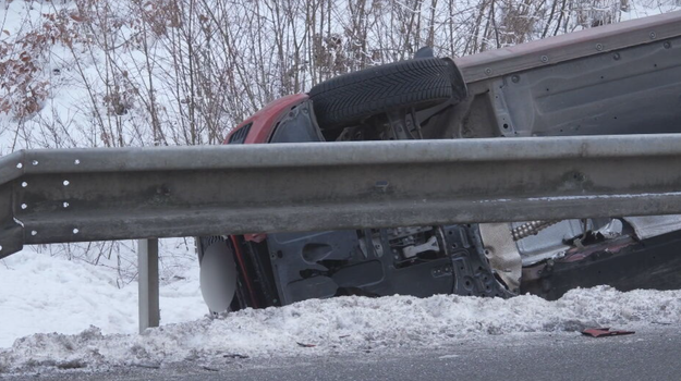 Auto skončilo prevrátené za zvodidlami. Viezla sa v ňom žena s dvoma deťmi