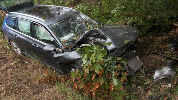 Auto so štvorčlennou rodinou narazilo do stromu. Päťročné dieťa prevážali vrtuľníkom
