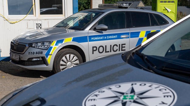 Opitý muž útočil sekerou a nožom v ubytovni. Policajti ho zastrelili