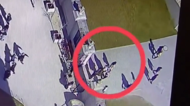 Vreckári si vyhliadli turistku na Bratislavskom hrade, policajti ich prichytili pri čine