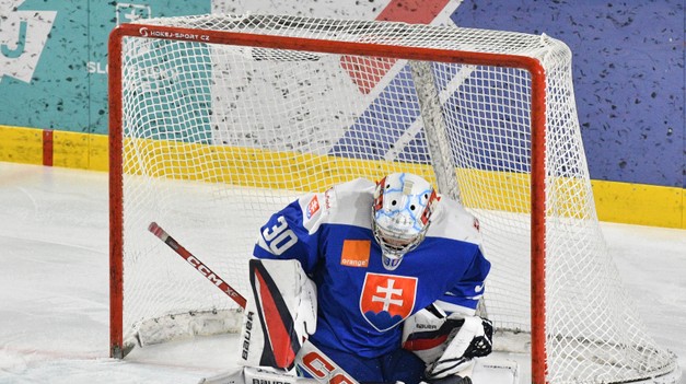 Hokejová osemnástka porazila Čechov, hrdinom brankár HRENÁK