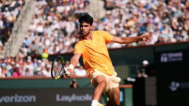 Alcaraz prvýkrát v sezóne porazený, vo finále Medvedev so Sinnerom