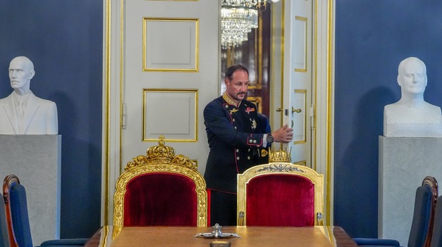 Kráľ je mŕtvy, nech žije kráľ. Nórsko má nového panovníka