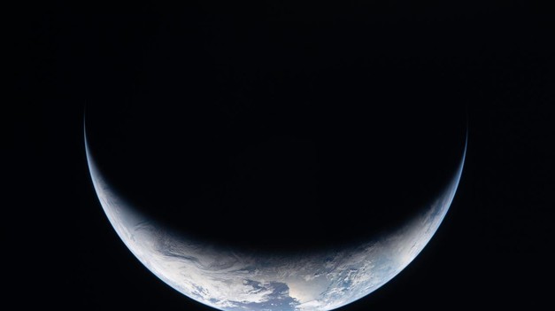 Astronauti sú na ceste domov, pristanú v Tichom oceáne