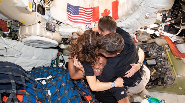 Prvý neamerický astronaut si pochvaľuje tímovú spoluprácu