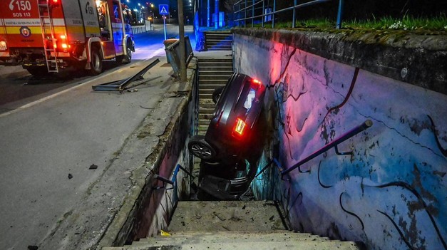 Bizár v Košiciach. Auto skončilo na schodoch