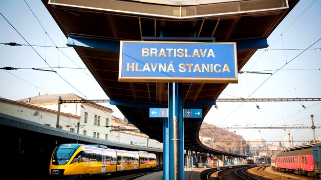 Nový deň, nový incident. V Bratislave sa vykoľajil vlak