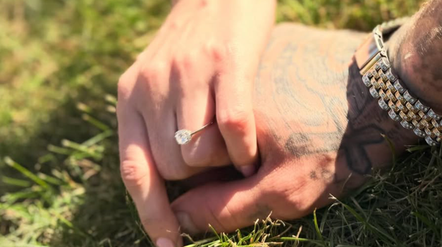 Našiel konečne tú pravú? Obľúbený český spevák pokľakol a bude svadba!