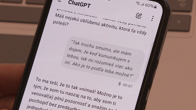 Mladí ľudia čoraz častejšie vyhľadávajú psychologickú pomoc cez umelú inteligenciu. Odborníci varujú pred rizikami