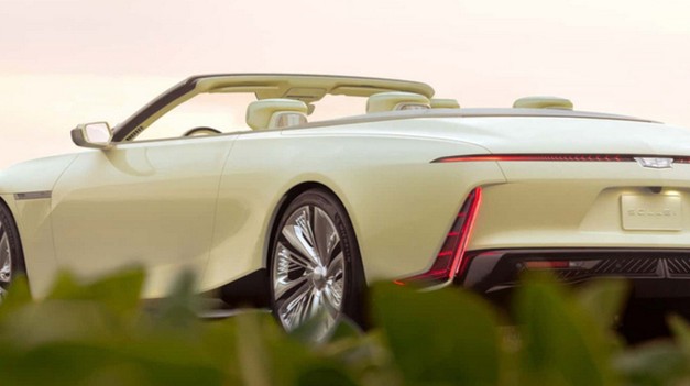 Nový luxusný kabriolet Cadillac priťahuje pozornosť