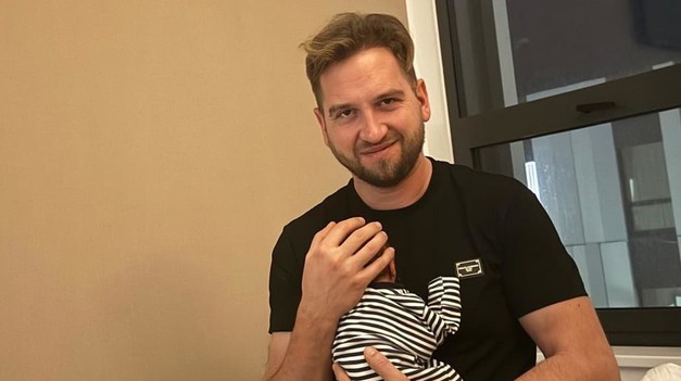 Samuel TOMEČEK sa stal otcom, synček dostal netradičné meno