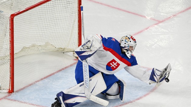 Lotyši znížili na 1:2, HRENÁK pustil za chrbát jeden puk