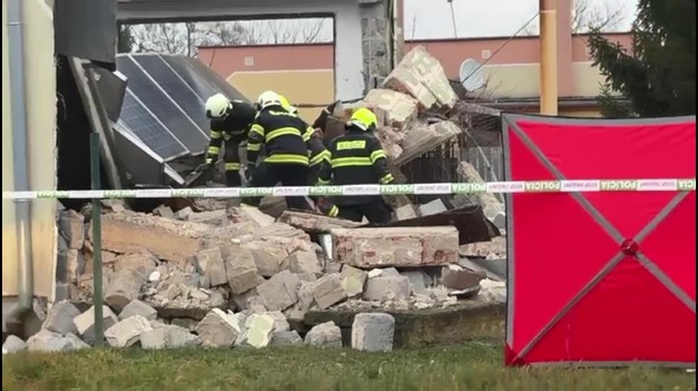 Robotníkov vo Veľkých Kapušanoch zavalila strecha, traja zahynuli (†23, †31,†41)
