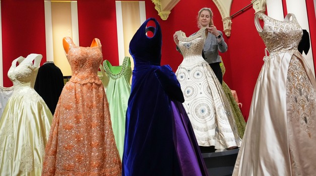 Buckinghamský palác ponúka výstavu oblečenia zosnulej kráľovnej Alžbety II.