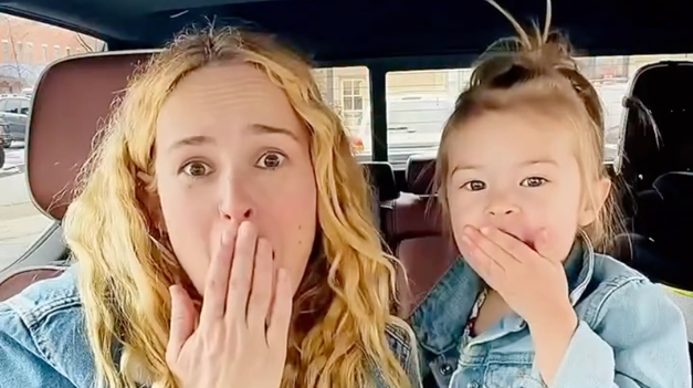 Známa dcéra hviezdnych rodičov čelí hejtom! Dojčí 3-ročnú dcérku a nemieni to skrývať!