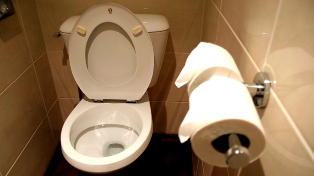 Od ľahko červeného po farbu čierneho čaju:  Ak sa vám objaví krv v moči, môže to mať týchto 10 príčin