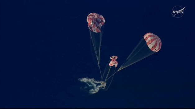 Astronauti sa bezpečne vrátili na Zem, loď Orion pristála v oceáne