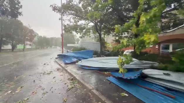 Bratislavu zasiahla supercela, vietor o sile 110 km/h napáchal veľké škody