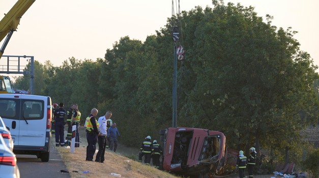 Na maďarskej diaľnici sa prevrátil poľský autobus, nehodu neprežilo 12 ľudí