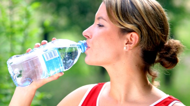 Zadržiavate vodu? TOTO je 8 dôvodov, prečo sa to deje!