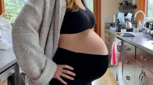 Dvojčatá porodila v 48 rokoch, teraz ŠOKUJE znova! Slávna herečka (52) čaká TRETIE DIEŤA!