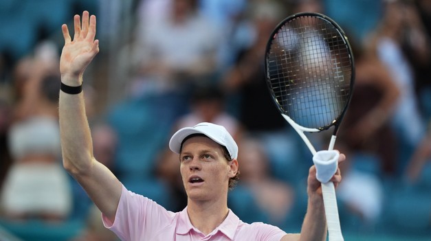 Historická dominancia SINNERA. Talian hladko do semifinále