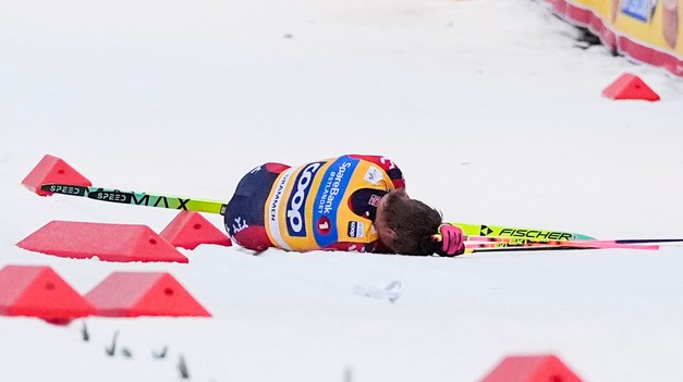 Klæbo tvrdo narazil, výsledkom je otras mozgu