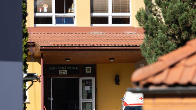 Matka Daniela zo Staškova skončila vo väzbe. Vyhrážala sa riaditeľke aj žiakom