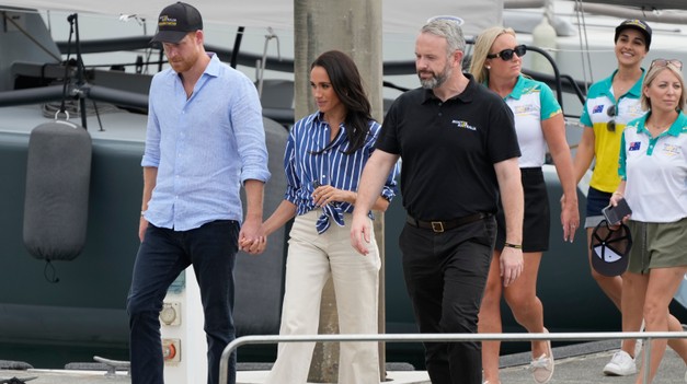 Harry sa vracia domov, bývať mal v paláci. Prišlo však kruté prehlásenie z Buckinghamského paláca