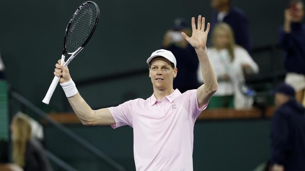 Hladký postup Sinnera, nečakané odstúpenie favoritky