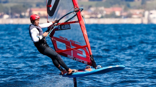 Máme VICEMAJSTRA Európy. Windsurfista KUBÍN vybojoval striebro