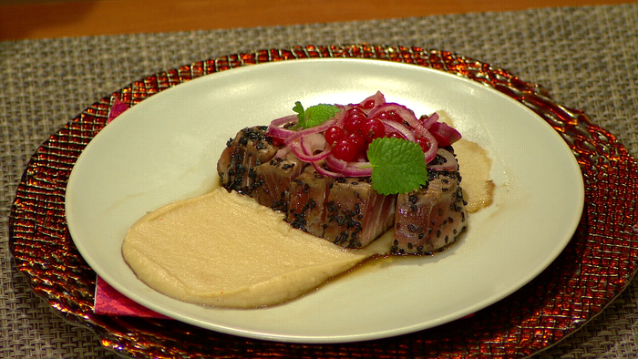 Moja mama - recepty - Steak z tuniaka žltoplutvého na pyré z bielej fazule a cibuľovým šalátom s ríbezľami