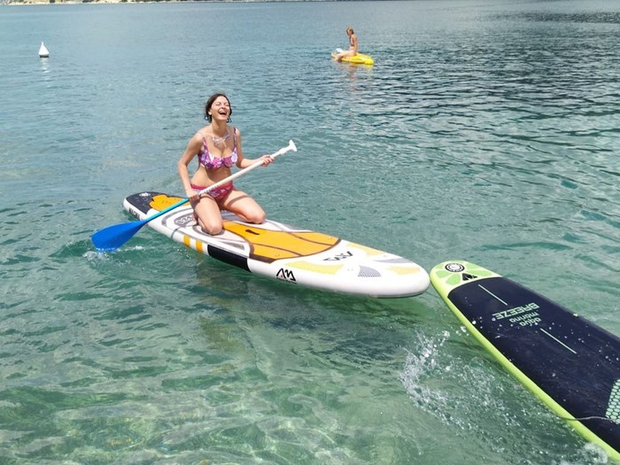 Lujza Garajová Schrameková si užíva leto v Chorvátsku s rodinou a paddleboardom