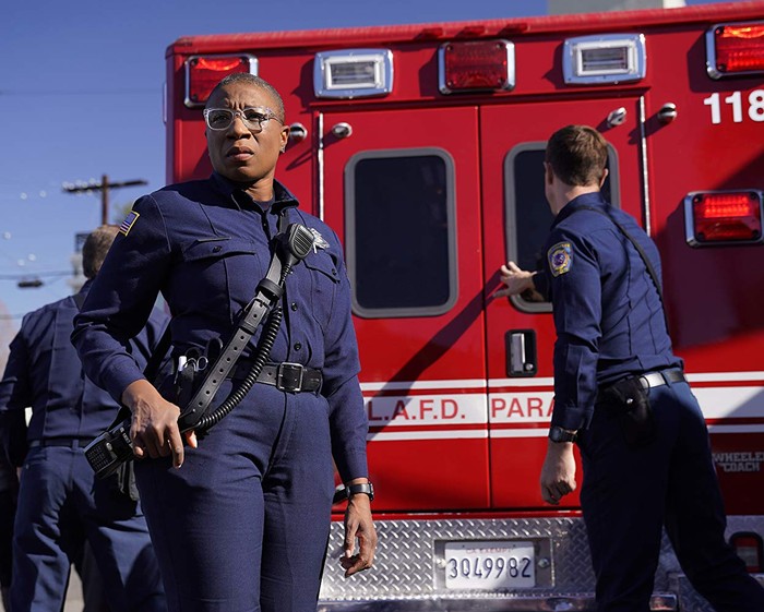 Aisha Hinds v seriáli 911