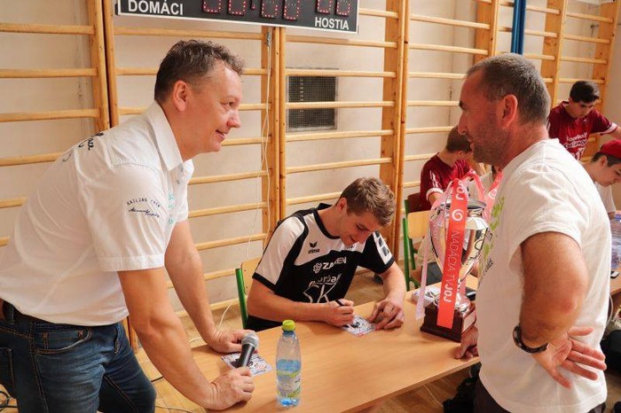 Autogramiáda Tomáša Regulyho na krajskom turnaji floorball SK LIGY vo Fiľakove