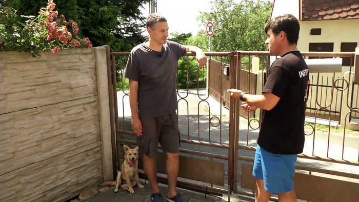 Miláčikovo - Pes uteká cez bránu von na ulicu