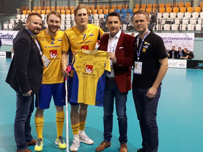 Stretnutie s top tímom sveta! Špičkoví švedski hráči Johan Samuelsson (č.2), Kim Nilsson (č.7) a reprezentačný tréner Hill Mikael (celkom vpravo)